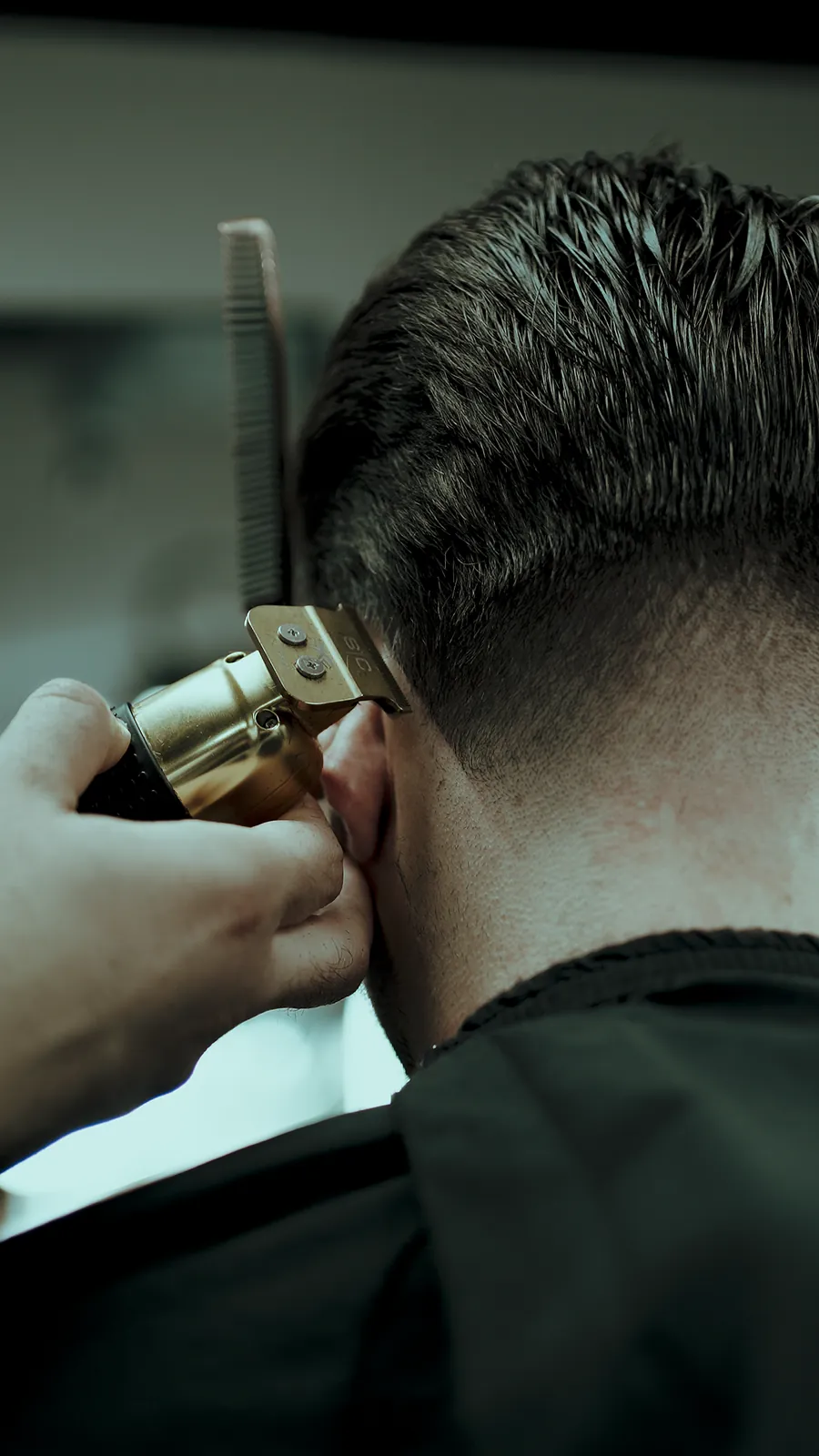 Barber setzt einen Fade mit der Haarschneidemaschine