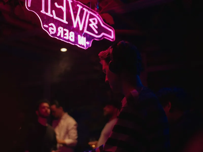 Nachtclub-Szene unter Neonlicht
